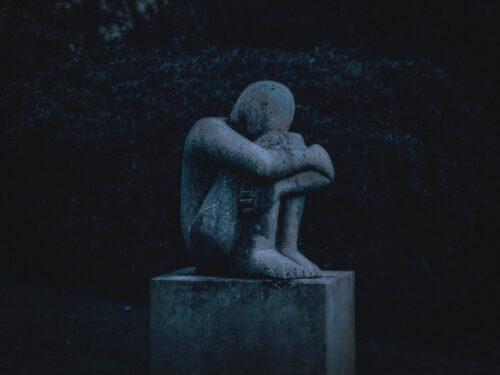 disenfranchised-grief-definition-misunderstood-loss-supportiv-mental-health-alone-lonely-rejected-statue